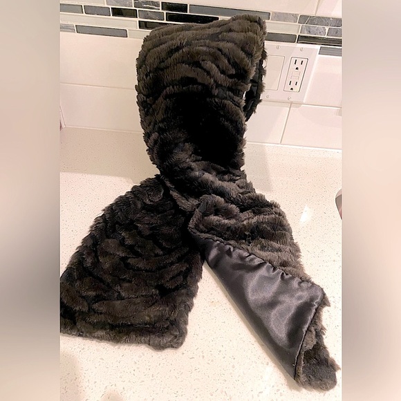 Faux fur scarf - Picture 1 of 3
